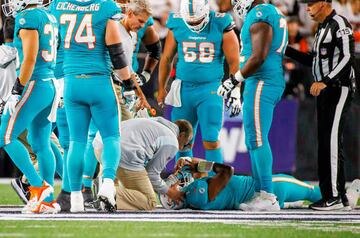 Tua Tagovailoa es atendido tras sufrir una conmoci車n frente a los Bengals.