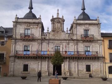 Ayuntamiento de Ponferrada con banderas de la Ponferradina