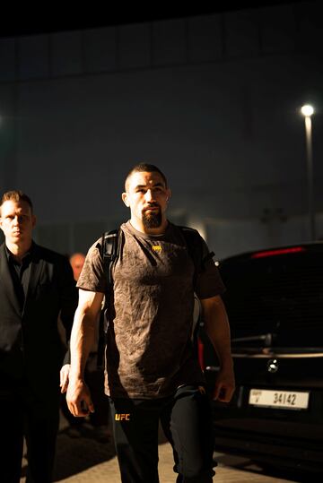 El luchador australiano Robert Whittaker llegando a la velada.