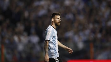 BAS144. BUENOS AIRES (ARGENTINA), 05/10/2017.- Lionel Messi de Argentina camina por el campo hoy, jueves 5 de octubre del 2017, en un partido por las eliminatorias sudamericanas al Mundial de Rusia 2018 entre Argentina y Per&uacute; en el Estadio La Bombo