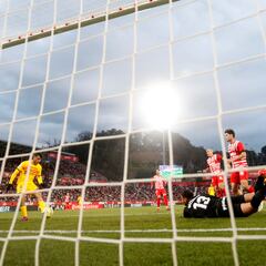 El Girona sigue vivo en el tiroteo