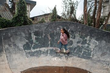 Las ni?as patinan en un parque de skate como parte de un entrenamiento semanal del grupo Ethiopian Girls Skate, en Addis Abeba, Etiop¨ªa. El Ethiopian Girls Skate es una iniciativa que promueve el skateboarding entre ni?as de diferentes or¨ªgenes sociales para para mejorar su salud mental y empoderarlas. El grupo fue fundado hace 2 a?os por los skaters Sosina Chala y Mickey Asfaw, y en ¨¦l participan alrededor de 35 chicas.