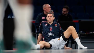 Fabien Causeur, nuevo jugador del Armani Milán tras siete temporadas en el Real Madrid, realiza ejercicios de estiramientos antes de un partido de la Euroliga.