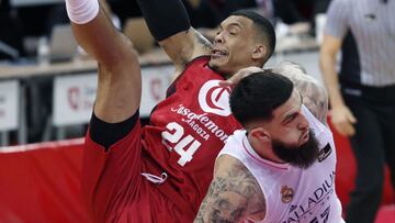 GRAF7791. ZARAGOZA, 02/05/2021.- El ala pívot estadounidense con pasaporte macedonio del Casademont Zaragoza Jacob Wiley (detrás) y el pívot francés del Real Madrid Vincent Poirier, durante el partido de Liga Endesa disputado este domingo en el Pabellón Príncipe Felipe de la capital aragonesa. EFE/Javier Belver