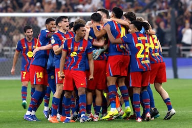 Los jugadores del Barcelona celebran el triunfo en la Supercopa de España.