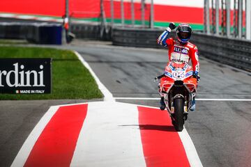 Andrea Dovizioso cruzando la línea de meta tras terminar la carrera. 