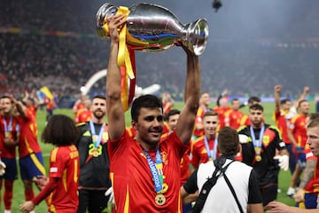 Berlin (Germany), 14/07/2024.- Rodri of Spain celebrates with the trophy after winning the UEFA EURO 2024 final soccer match between Spain and England, in Berlin, Germany, 14 July 2024. (Alemania, España) EFE/EPA/CHRISTOPHER NEUNDORF
