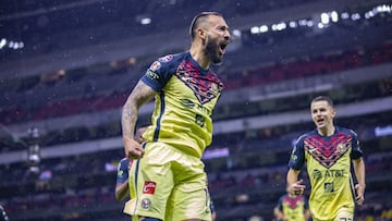 Emanuel Aguilera festeja su gol en contra del América