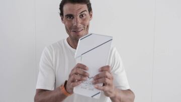 Rafa Nadal posa con el premio de la Rafa Nadal Academy By Movistar por sus 10 años en la cima del tenis mundial.
