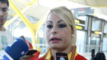 Lidia Valent&iacute;n, del equipo espa&ntilde;ol ol&iacute;mpico de halterofilia, atiende a los periodistas, en la zona de facturaci&oacute;n de la Terminal 4 del aeropuerto de Madrid-Barajas.