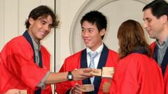 <b>CEREMONIA. </b>Nadal, con el tenista local Kei Nishikori (dcha).