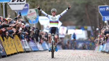 Mathieu van der Poel celebra su triunfo en Lille.