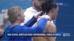 El referee lo obliga a cortarse las rastas y no duda en ganar