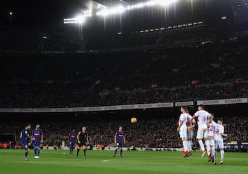 2-1. Messi marcó el segundo gol en un lanzamiento de falta directa.