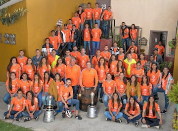 El plantel femenino también hizo parte del homenaje, foto compartida con el plantel masculino junto a los trofeos de los dos equipos.