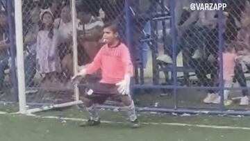 Siguiendo los pasos del arquero argentino, el niño intentó crear tensión antes de su penalti, pero el resultado no fue el esperado.