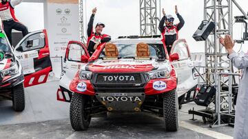 Coma y Alonso con su Toyota en el podio del Al Ula Neom Rally.