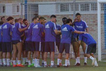 Los jugadores del Real Zaragoza le hacen un pasillo de bienvenida a Kagawa.