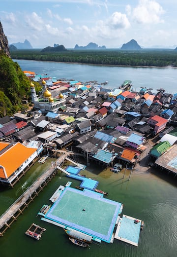 Ko Panyi, también conocido como Koh Panyee, es un pueblo de pescadores en la provincia de Phang Nga, Tailandia, que destaca por haber sido construido sobre pilotes por pescadores malayos. Flotando sobre las aguas también está este curioso campo de fútbol, que es sin duda el espacio deportivo más importante de la localidad. El Panyee FC juvenil, juega ahí y es uno de los equipos de mayor éxito del sur del país.
