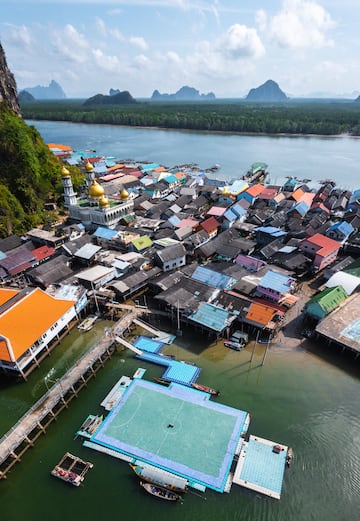 Ko Panyi, también conocido como Koh Panyee, es un pueblo de pescadores en la provincia de Phang Nga, Tailandia, que destaca por haber sido construido sobre pilotes por pescadores malayos. Flotando sobre las aguas también está este curioso campo de fútbol, que es sin duda el espacio deportivo más importante de la localidad. El Panyee FC juvenil, juega ahí y es uno de los equipos de mayor éxito del sur del país. 