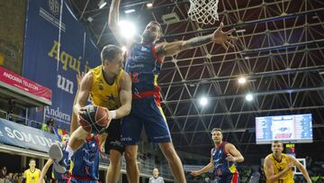 GRA149. ANDORRA LA VELLA (ANDORRA), 29/10/2017.- El escolta polaco del Tenerife Mateusz Ponitka (i) entra a canasta ante la oposici&oacute;n del alero serbio del Andorra Vladimir Jankovic (c) durante el partido correspondiente a la sexta jornada de la Liga Endesa disputado hoy en el Poliesportiu d&#039;Andorra. EFE/Fernando Galindo