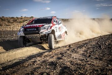 El asturiano se divierte en Sud¨¢frica con el coche ganador del rally junto a De Villiers y empieza a valorar de manera seria competir en la carrera del desierto.