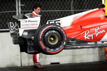 El piloto español de Ferrari, Carlos Sainz, observa cómo se llevan su monoplaza tras el percance con la tapa de alcantarilla. 
