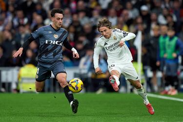 La joya de Mareo, ahora enrolado en el Rayo, se lució en el Bernabéu. Hizo un partido muy completo y se coronó con un gol made in Pedro Díaz. Un derechazo que sorprendió a Lunin.