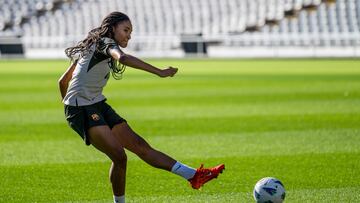 Salma Paralluelo dispara a portería durante el entrenamiento del Barcelona en el Lluís Companys.