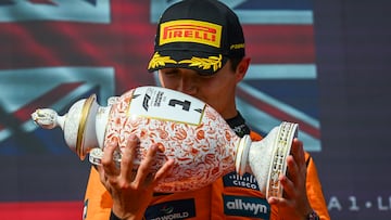 MOGYOROD (Hungary), 03/08/2025.- McLaren driver Lando Norris of Great Britain kisses the trophy on the podium after the won the Formula One Hungarian Grand Prix at the Hungaroring circuit in Mogyorod, Hungary, 03 August 2025. (Fórmula Uno, Gran Bretaña, Hungría, Reino Unido) EFE/EPA/Zsolt Czegledi HUNGARY OUT