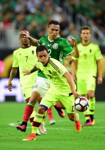 Luis Seijas Y Paul Aguilar disputan el balón.