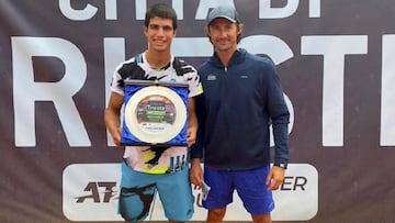 El tenista espa&ntilde;ol Carlos Alcaraz y su entrenador Juan Carlos Ferrero posan tras conquistar el t&iacute;tulo del Trofeo Citt&agrave; di Trieste del ATP Challenger Tour.