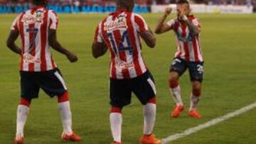 Edison Toloza (centro) celebra el gol que marc&oacute; frente al Once Caldas. 