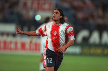 Centrocampista con una gran calidad para el manejo de la pelota formó parte de la plantilla que descendió a Segunda en la campaña 99-00. Jugó dos temporadas, marcó seis goles en 77 partidos. Pasó sin pena ni gloria por el Atlético.