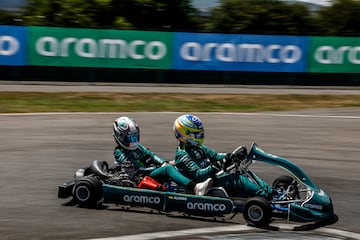 Alonso, en el kart biplaza durante el evento de Aramco en Oviedo. 