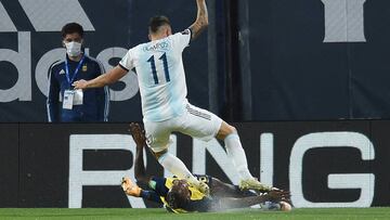 BUENOS AIRES, ARGENTINA - OCTOBER 08: Pervis Estupi&ntilde;&aacute;n of Ecuador makes a foul to Lucas Ocampos of Argentina during a match between Argentina and Ecuador as part of South American Qualifiers for Qatar 2022 at Estadio Alberto J. Armando on October 08, 2020 in Buenos Aires, Argentina. (Photo by Marcelo Endelli/Getty Images)