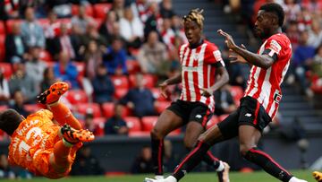 BILBAO, 20/05/2023.- El delantero hispano-ghanés del Athletic Iñaki Williams (d) trata de superar al guardameta del Celta, Iván Villar (i), durante el partido de LaLiga Santander de la jornada 35 entre el Athletic Club de Bilbao y el RC Celta de Vigo celebrado este sábado en el estadio de San Mamés, en Bilbao. EFE/ Luis Tejido
