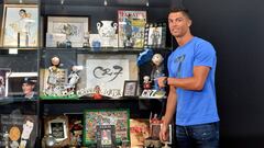 Cristiano posa con algunos de los regalos de sus fans que luce en su museo.