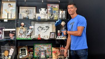 Cristiano posa con algunos de los regalos de sus fans que luce en su museo.