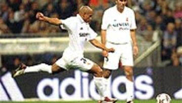 <B>¿UN CAÑÓN DE ORO?</B>. Los bombazos de Roberto Carlos con el Madrid y Brasil, su Mundial y la Champions le dan opciones.