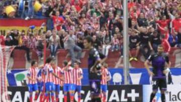 <b>U-RU-GUA-YO. </b>Godín celebra su gol ante el Valladolid con la grada. Los aficionados se lo agradecieron cantando "u-ru-gua-yo", cántico que antes dedicaban a Forlán.