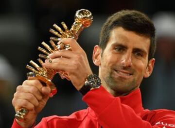 El tenista serbio Novak Djokovic celebra su victoria ante el escocés Andy Murray, en la final del torneo de tenis de Madrid que se disputa en la Caja Mágica.