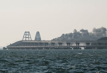 El Puente de Crimea es el más largo de Europa y uno de los más estratégicos del continente. La NAK, Comité Nacional Antiterrorista de Rusia, ha informado de una explosión de un camión la cual ha provocado el incendio de varios tanques.