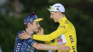 Nice (France), 21/07/2024.- Second placed Danish rider Jonas Vingegaard (L) of Team Visma Lease a Bike congratulates Yellow Jersey and Tour de France overall winner Slovenian rider Tadej Pogacar (R) of UAE Team Emirates on the podium after the 21st and final stage of the 2024 Tour de France cycling race over 33km Individual time-trial (ITT) from Monaco to Nice, France, 21 July 2024. (Ciclismo, Francia, Eslovenia, Niza) EFE/EPA/GUILLAUME HORCAJUELO