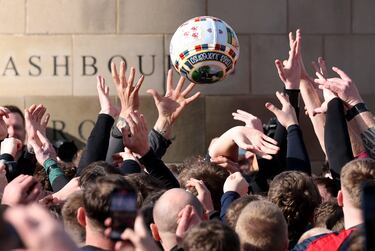 Jugadores de los equipos Up'ards y Down'ards durante el partido anual de fútbol 'Royal Shrovetide'. 