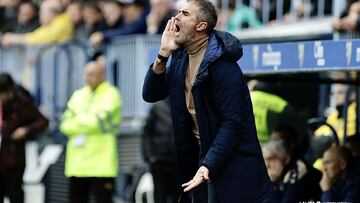 Gaizka Garitano en el banquillo de La Rosaleda en el encuentro que enfrentaba al Málaga y al Cádiz CF en la jornada 30 de la Liga Hypermotion. Foto: LaLiga.