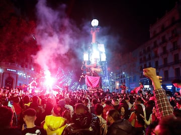 Los aficionados marroquís celebran el pase por las calles de Barcelona. 