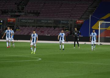 Desolación en los jugadores del Espanyol tras el gol del Barcelona.