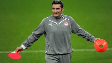 Ernesto Valverde dirige un entrenamiento durante su etapa como t&eacute;cnico del Olympiacos.