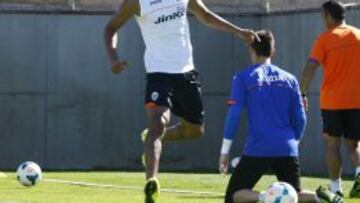 Keita sufrió un golpe en la rodilla y se retiró por precaución